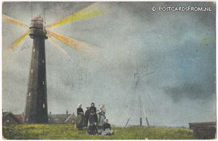 ansichtkaart: Scheveningen, Vuurtoren bij Avond