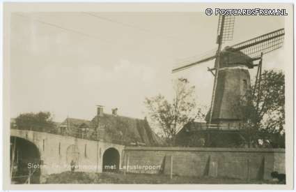 Sloten FR, Korenmolen met Larusterpoort ansichtkaart: Sloten FR, Korenmolen met Larusterpoort