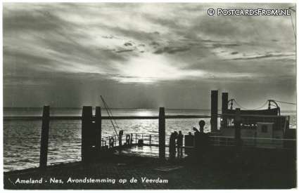 ansichtkaart: Nes Ameland, Avondstemming op de Veerdam
