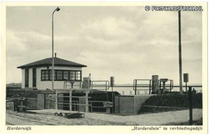 ansichtkaart: Harderwijk, Hardersluis in verbindingsdijk