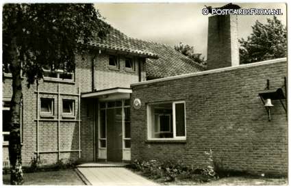 ansichtkaart: Bornerbroek, Natuurvriendenhuis 'Krikkenhaar'. Hoofdingang