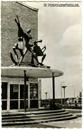 Emmeloord, Ingang beursgebouw m. beeldengroep v. Jan Bons ansichtkaart: Emmeloord, Ingang beursgebouw m. beeldengroep v. Jan Bons