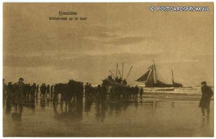 ansichtkaart: IJmuiden, Schipbreuk op de kust