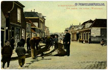 ansichtkaart: Scheveningen, Het maken van netten. Weststraat