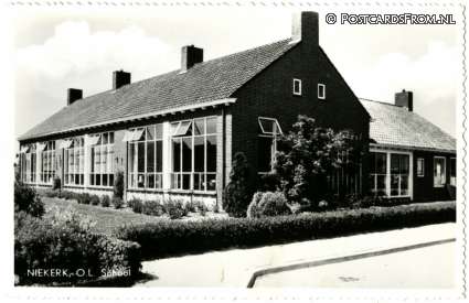 ansichtkaart: Niekerk Grootegast, O.L. School