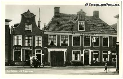 ansichtkaart: Lemmer, Groeten uit. Cafe 'De Wildeman'. - Amsterdamsche Bank