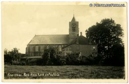 ansichtkaart: Hoornaar, Ned. Herv. Kerk en Pastorie