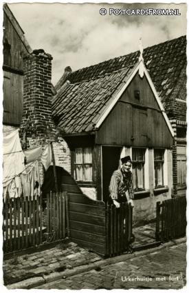ansichtkaart: Urk, Urkerhuisje met fort
