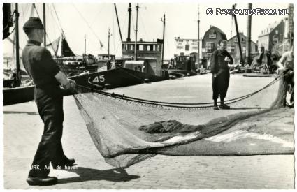 ansichtkaart: Urk, Aan de haven