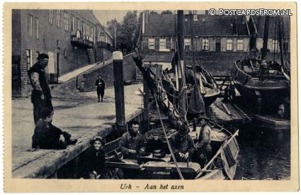 ansichtkaart: Urk, Aan het azen