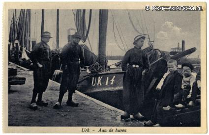 ansichtkaart: Urk, Aan de haven