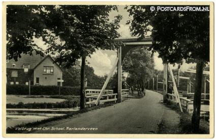 Aarlanderveen, Valbrug met Chr. School ansichtkaart: Aarlanderveen, Valbrug met Chr. School