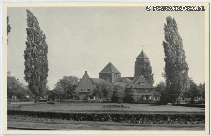 ansichtkaart: Doetinchem, Pasplein met R.K. Kerk