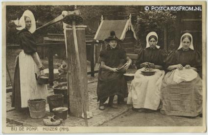 Huizen, Bij de Pomp ansichtkaart: Huizen, Bij de Pomp