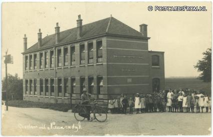 ansichtkaart: Nieuwendijk NB, Groeten uit. School met den Bijbel