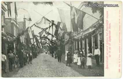 Den Helder, Spoorstraat versierd Koninklijk bezoek 14-15 Sept. 1904 ansichtkaart: Den Helder, Spoorstraat versierd Koninklijk bezoek 14-15 Sept. 1904