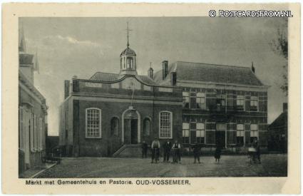 ansichtkaart: Oud-Vossemeer, Markt met Gemeentehuis en Pastorie