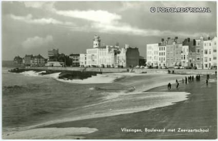 ansichtkaart: Vlissingen, Boulevard met Zeevaartschool
