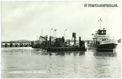 ansichtkaart: Lauwersoog, Ponton met veerboot 'Brakzand'