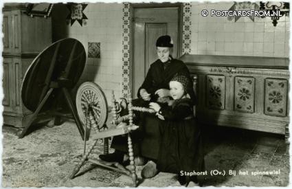 Staphorst, Bij het spinnewiel ansichtkaart: Staphorst, Bij het spinnewiel