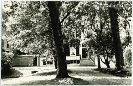 Mijnsheerenland, 't Hof van Moerkerken, Wilhelminastraat ansichtkaart: Mijnsheerenland, 't Hof van Moerkerken, Wilhelminastraat