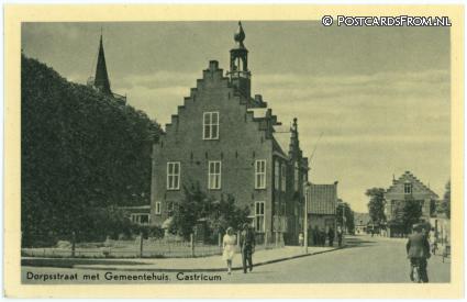 ansichtkaart: Castricum, Dorpsstraat met Gemeentehuis