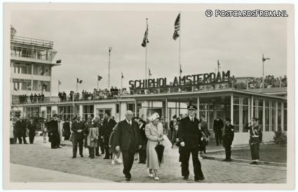 Schiphol, 1e K.L.M.-vlucht Amsterdam-Curacao. Schiphol ontvangt Koningin ansichtkaart: Schiphol, 1e K.L.M.-vlucht Amsterdam-Curacao. Schiphol ontvangt Koningin