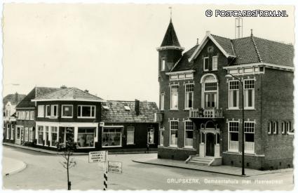 Grijpskerk, Gemeentehuis met Heerestraat ansichtkaart: Grijpskerk, Gemeentehuis met Heerestraat
