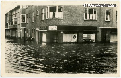 Dordrecht, Watersnood 1 Feb. 1953. Vest - Hoek N. Hilstraat ansichtkaart: Dordrecht, Watersnood 1 Feb. 1953. Vest - Hoek N. Hilstraat