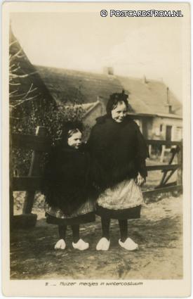 ansichtkaart: Huizen, Huizer meisjes in wintercostuum