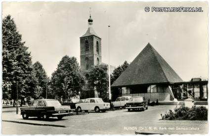 ansichtkaart: Ruinen, N.H. Kerk met Gemeentehuis