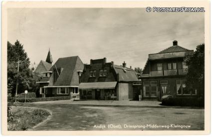 ansichtkaart: Andijk, Oost. Driesprong-Middenweg-Kleingouw