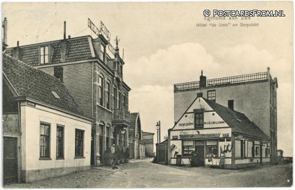 ansichtkaart: Egmond aan Zee, Hotel 'de Unie' en Dorpzicht. Winkel Wed. H.J. Belleman