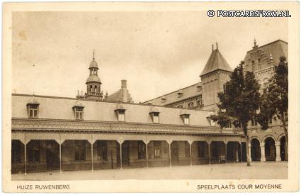 Sint-Michielsgestel, Huize Ruwenberg. Speelplaats Cour Moyenne ansichtkaart: Sint-Michielsgestel, Huize Ruwenberg. Speelplaats Cour Moyenne