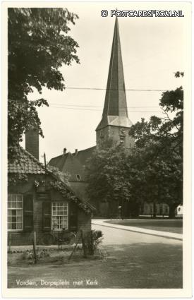 ansichtkaart: Vorden, Dorpsplein met Kerk