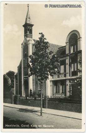 ansichtkaart: Naaldwijk, Geref. Kerk en Pastorie