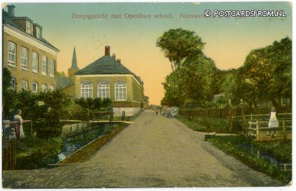 ansichtkaart: Nieuwerkerk ad IJssel, Dorpsgezicht met Openbare school;
