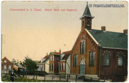 ansichtkaart: Nieuwerkerk ad IJssel, Geref. Kerk met Pastorie
