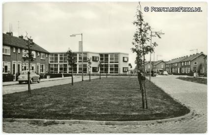 ansichtkaart: Rhoon, Julianastraat met Chr. School