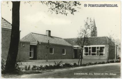 ansichtkaart: Zonnemaire, O.L. School en Chr. School