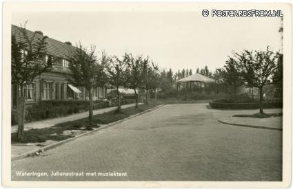 ansichtkaart: Wateringen, Julianastraat met muziektent