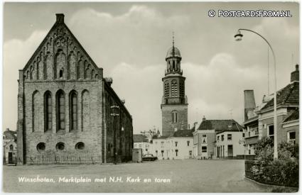 ansichtkaart: Winschoten, Marktplein met N.H. Kerk en toren