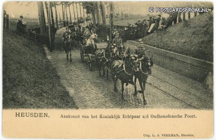 ansichtkaart: Heusden, Aankomst v.h. Koninklijk Echtpaar a.d. Oudheusdensche Poort