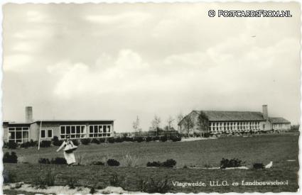 Vlagtwedde, U.L.O. en Landbouwschool ansichtkaart: Vlagtwedde, U.L.O. en Landbouwschool
