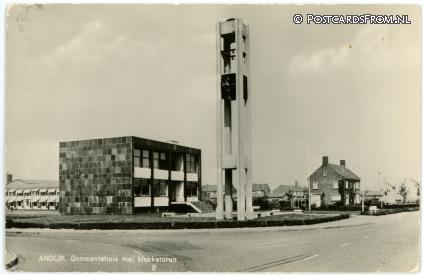 ansichtkaart: Andijk, Gemeentehuis met klokketoren