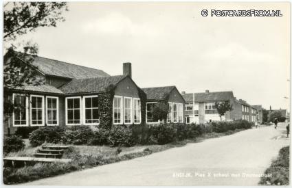 ansichtkaart: Andijk, Pius X school met Doumastraat