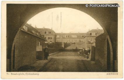 ansichtkaart: Arnhem, Te Braakeplein, Geitekamp